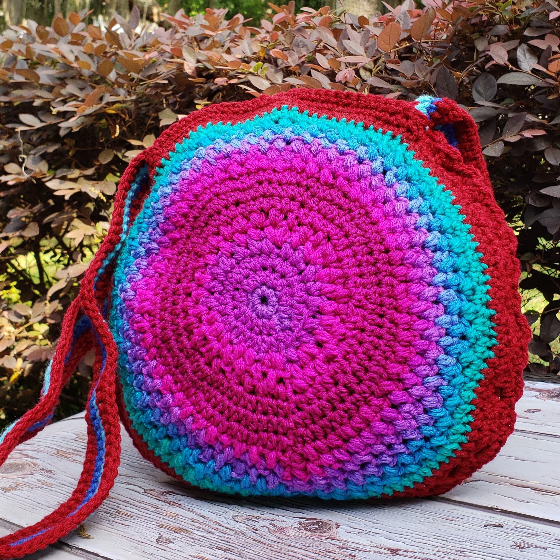 Crochet round bag with raffia yarn
