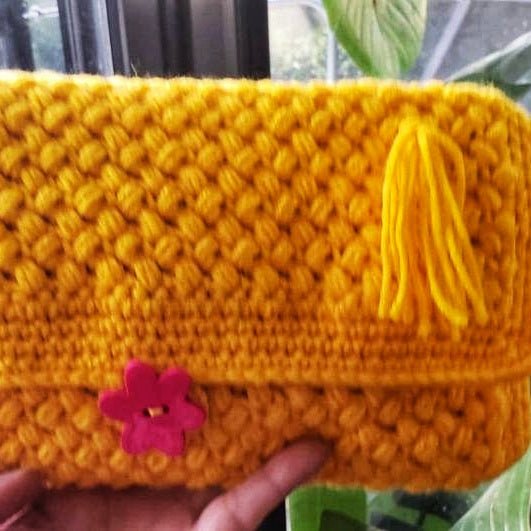 crochet yellow clutoch